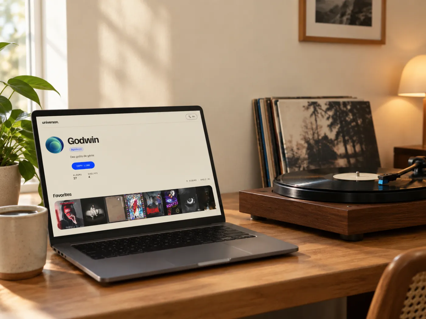 Un ordinateur ouvert sur un profil Universon, à côté d'une platine vinyle