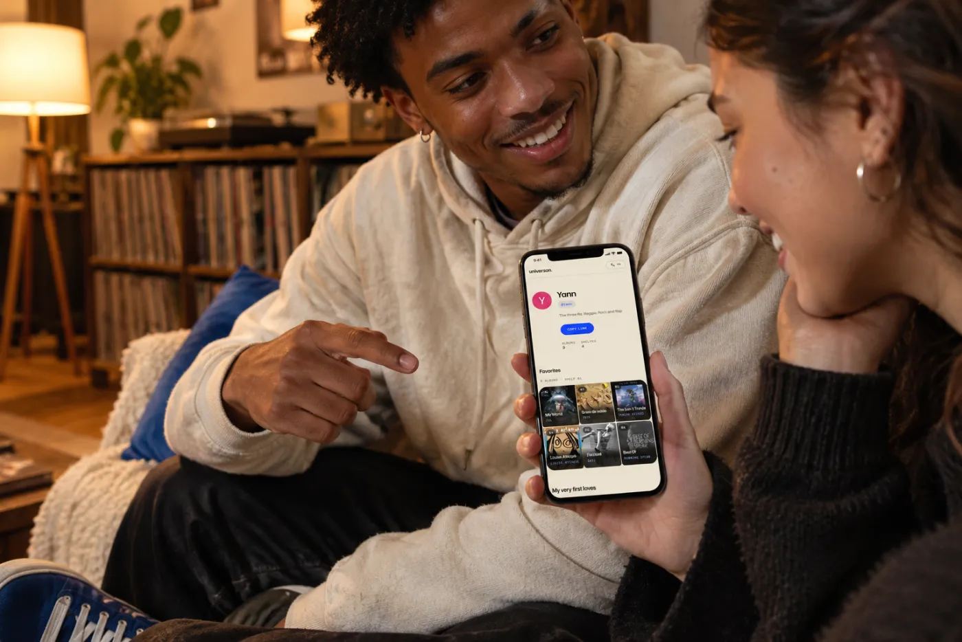 Deux amis regardent un profil Universon sur un téléphone